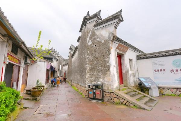 宅男财经｜A股大跌，“华”字辈个股为何逆势上涨？